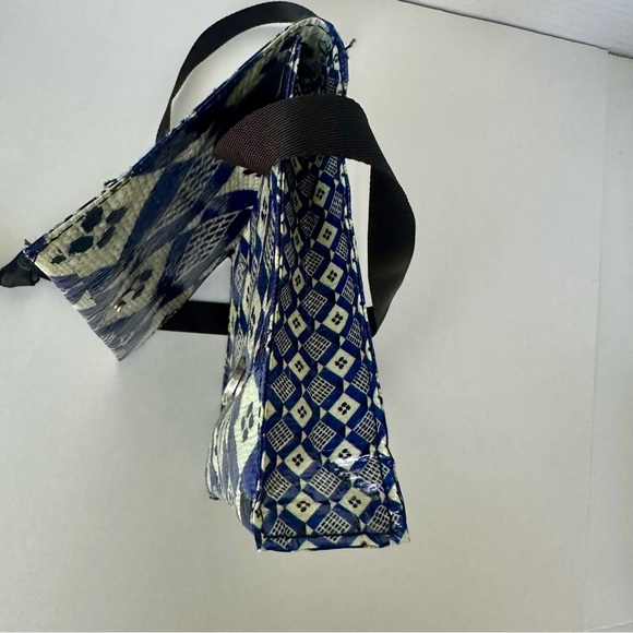 Vintage Blue Q Recycled Crossbody Medium Shoulder Bag Purse 2013 9 x 6 x 2” - Picture 10 of 11